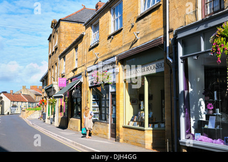 Frau Suche Immobilien in Immobilienmakler Fenster, Ilminster, Somerset, England, UK Stockfoto