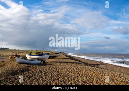 Angelboote/Fischerboote am Strand von Weybourne an einem stürmischen Wintertag Stockfoto