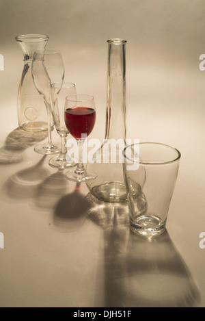 Rotwein, Flasche und Gläser für sommelier Stockfoto