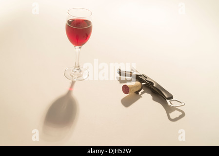 Rotwein, Flasche und Gläser für sommelier Stockfoto