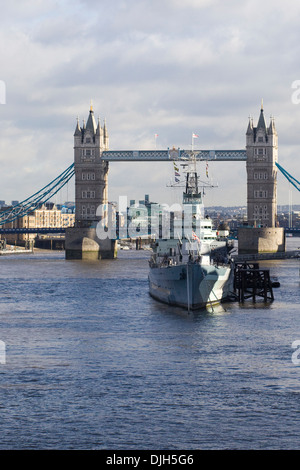 Blick vom London Bridge von th Tower Bridge und HMS Belfast Stockfoto
