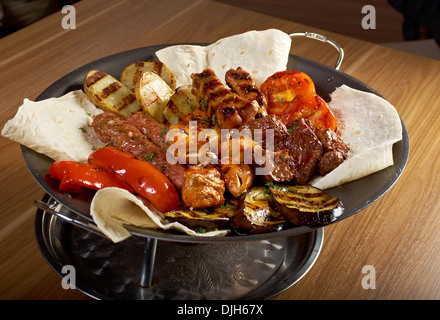 Schaschlik (Schaschlik). Verschiedene Arten Matte geröstet mit Gemüse closeup Stockfoto