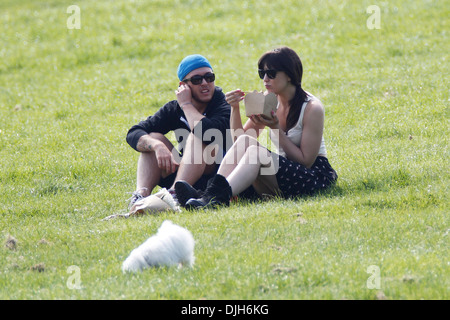 Daisy Lowe verbringt einen Nachmittag mit einem Freund unterwegs in Primrose Hill London, England - 29.05.12 Stockfoto