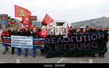 Hamburg, Deutschland. 28. November 2013. Airbus-Mitarbeiter protestieren gegen Kürzungen bei den Aktionstag der EADS in Hamburg, Deutschland, 28. November 2013. Foto: AXEL HEIMKEN/Dpa/Alamy Live News Stockfoto