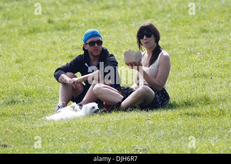 Daisy Lowe verbringt einen Nachmittag mit einem Freund unterwegs in Primrose Hill London, England - 29.05.12 Stockfoto