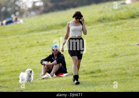 Daisy Lowe verbringt einen Nachmittag mit einem Freund unterwegs in Primrose Hill London, England - 29.05.12 Stockfoto