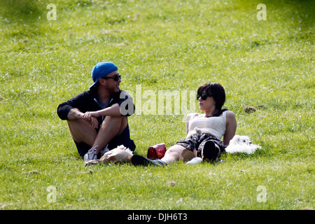 Daisy Lowe verbringt einen Nachmittag mit einem Freund unterwegs in Primrose Hill London, England - 29.05.12 Stockfoto