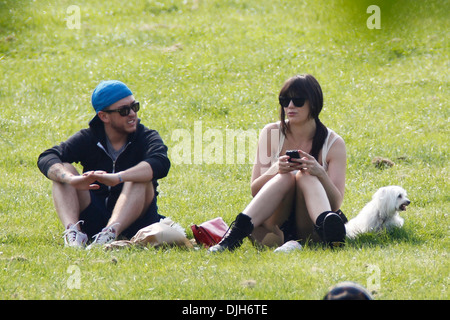 Daisy Lowe verbringt einen Nachmittag mit einem Freund unterwegs in Primrose Hill London, England - 29.05.12 Stockfoto