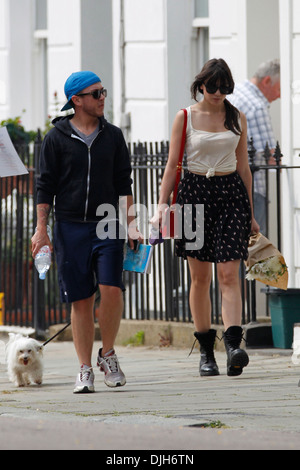 Daisy Lowe verbringt einen Nachmittag mit einem Freund unterwegs in Primrose Hill London, England - 29.05.12 Stockfoto