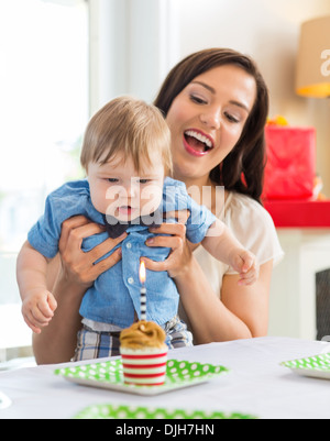 Mutter mit Baby Geburtstag zu Hause feiern Stockfoto