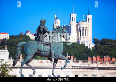 Berühmte Statue von Louis XIV und Basilique Notre Dame de Fourvière auf einem Hintergrund Stockfoto