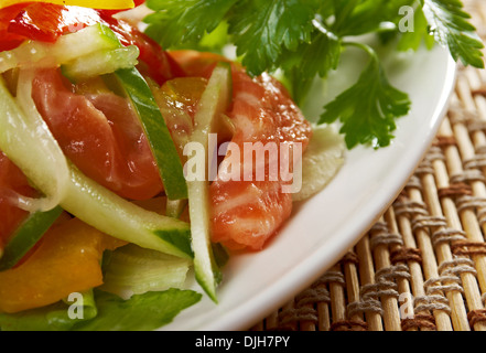 Salat - geräucherter Lachs mit Gemüse Stockfoto