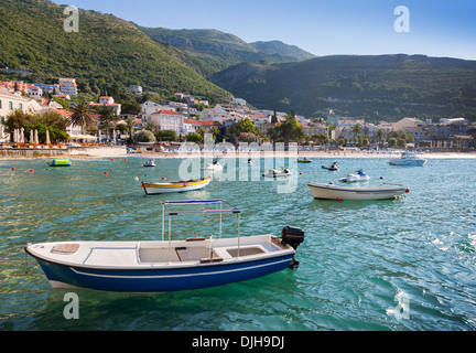 Fischerei- und Boote schwimmen im Adriatischen Meerwasser festgemacht. Petrovac Stadt, Montenegro Stockfoto