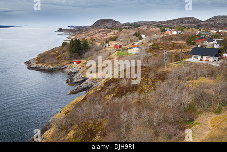 Traditionelle norwegische Küstendorf mit bunten Holzhäusern Stockfoto