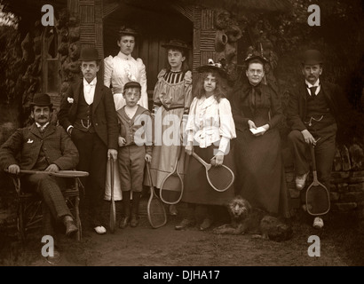 Eine Gruppe von Tennisspielern in der viktorianischen oder edwardianischen Ära um 1900. Intelligente Kleidung für die Wiedergabe von Sport, einschließlich Hüte! Stockfoto