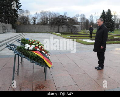 Sankt Petersburg, Russland. 28. November 2013. Die Premiere des unteren Sachsen Stephan Weil erinnert an die Opfer des zweiten Weltkrieges mit einem ruhigen Kranzniederlegung in Sankt Petersburg, Russland, 28. November 2013. Die Denkmal-Stunde auf dem Piskarjowskoje-Friedhof bildet den Abschluss der Weils fünf-Tage-Reise durch Russland. Foto: Marco Hadem/Dpa/Alamy Live News Stockfoto