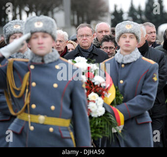 Sankt Petersburg, Russland. 28. November 2013. Die Premiere des unteren Sachsen Stephan Weil erinnert an die Opfer des zweiten Weltkrieges mit einem ruhigen Kranzniederlegung in Sankt Petersburg, Russland, 28. November 2013. Die Denkmal-Stunde auf dem Piskarjowskoje-Friedhof bildet den Abschluss der Weils fünf-Tage-Reise durch Russland. Foto: Marco Hadem/Dpa/Alamy Live News Stockfoto