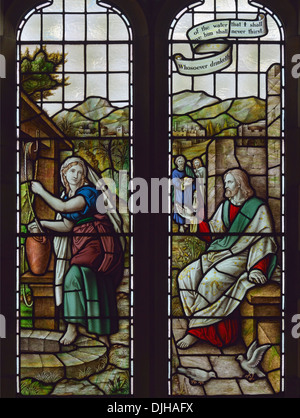 Jesus und die Samariterin. Südschiff Fenster (Detail). Kirche des Heiligen Paulus, Grange-über-Sande, Cumbria, England, Großbritannien Stockfoto