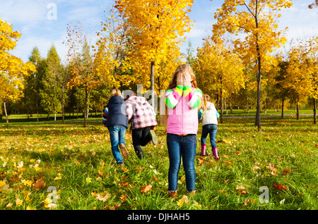 Kinder spielen verstecken und suchen mit Mädchen zählen und Freunde auf der Flucht Stockfoto