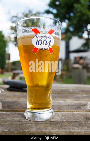 Pint Kronenbourg 1664 Lager auf einem Tisch in einem Gastgarten Stockfoto