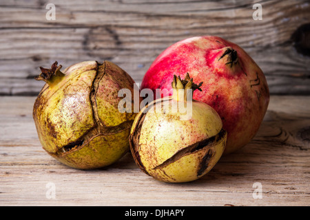 Reife Granatäpfel hautnah am alten Holz Hintergrund Stockfoto