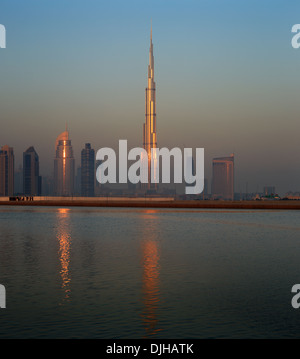 Skyline von Dubai aus Business Bay schoss kurz vor der Morgendämmerung Stockfoto
