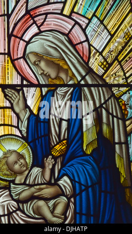 Die Geburt Christi. Detail der Westfenster. Kirche des Heiligen Paulus, Grange-über-Sande, Cumbria, England, Vereinigtes Königreich, Europa. Stockfoto