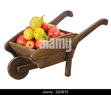 Rote Äpfel und Birnen auf hölzernen Schubkarre isoliert auf weißem Hintergrund. Closeup. Stockfoto