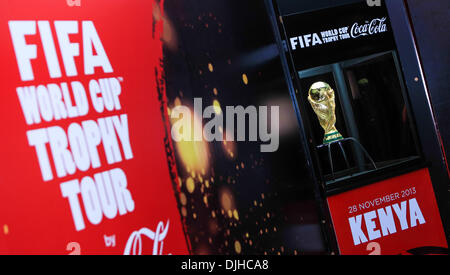 Nairobi, Kenia. 28. November 2013. FIFA World Cup Trophy am Kenyatta International Conference Center (KICC) in Nairobi, Kenia. Die Trophäe wurde öffentlich zur Schau am Donnerstag bei der KICC wo Tausende Fußball-Fans eine Chance bekam, ein Erinnerungsfoto mit der Trophäe zu nehmen, bevor es am Freitag für Tansania fährt. Kenia ist eines der acht afrikanische Länder, wo die Trophäe bei der diesjährigen Tour landen wird. Bildnachweis: Meng Chenguang/Xinhua/Alamy Live-Nachrichten Stockfoto