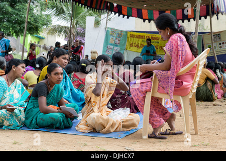 Indische Landfrauen in Wartebereich für Gynäkologie in Sri Sathya Sai Baba mobile aufsuchende Krankenhausklinik. Andhra Pradesh, Indien Stockfoto
