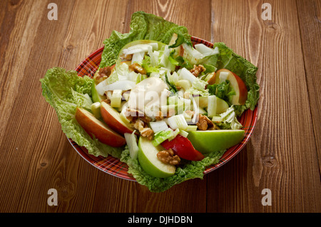 Waldorf-Salat gemacht, frische Äpfel, Sellerie und walnuts.farm-Stil Stockfoto