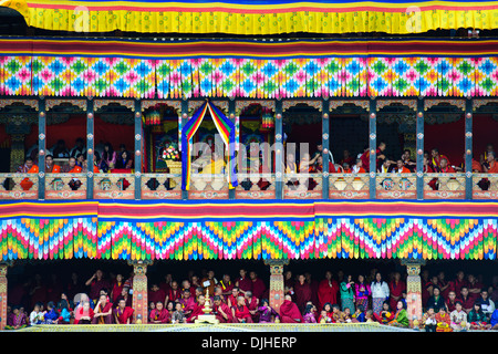 Tashichhoe Dzong, Fort, Thimphu, 4 Tage Tsechu Festivals, maskierte buddhistischen Mönch Tänzer, Musiker, Menschen in traditionellen Kostümen, Bhutan Stockfoto