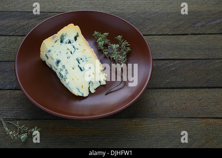 Stück Blauschimmelkäse auf einem Teller Essen Nahaufnahme Stockfoto