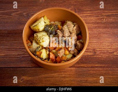 heißen Topf Eintopf mit Möhren und Kartoffeln .country Küche .farm-Stil Stockfoto