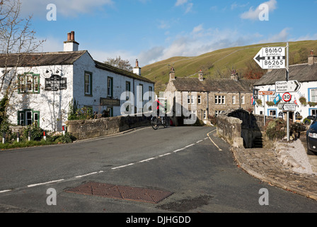 Radfahrer auf Brücke in Kettlewell Dorf im Herbst Yorkshire Dales National Park North Yorkshire England Vereinigtes Königreich GB Great Großbritannien Stockfoto