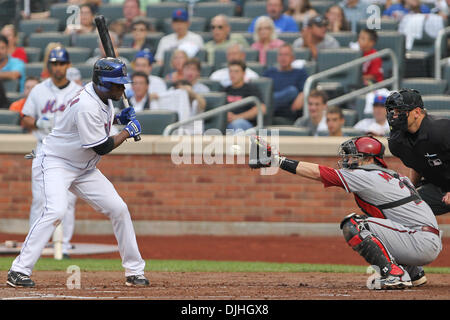 30. Juli 2010 - Flushing, New York, Vereinigte Staaten von Amerika - 30. Juli 2010: New York Mets Infielder Luis Castillo (#1) sieht den Streik, wie Arizona-Diamantmarkierungen Catcher Miguel Montero (#26) den Ball während des Spiels im Citi Field Stadium in Flushing, New York bekommt.  . Obligatorische Credit: Anthony Gruppuso / Southcreek Global (Kredit-Bild: © Southcreek Global/ZUMApress.com) Stockfoto