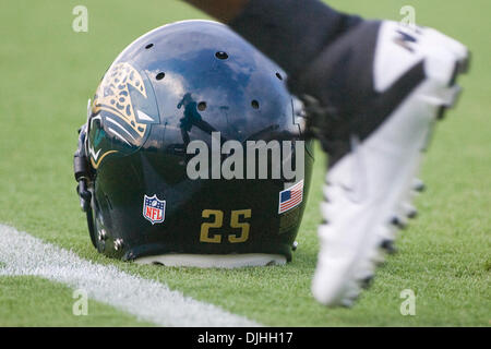 30. Juli 2010 - Jacksonville, Florida, Vereinigte Staaten von Amerika - 30. Juli 2010: Reggie Nelson (25) von den Jacksonville Jaguars spiegelt sich von seinem Helm während der ersten Sitzung der Abend des Trainingslager in Florida Blue Gesundheit & Wellness Praxisfelder angrenzend an Everbank Field in Jacksonville, FL. Obligatorische Credit - Perry Knotts / Southcreek Global. (Kredit-Bild: © Sou Stockfoto