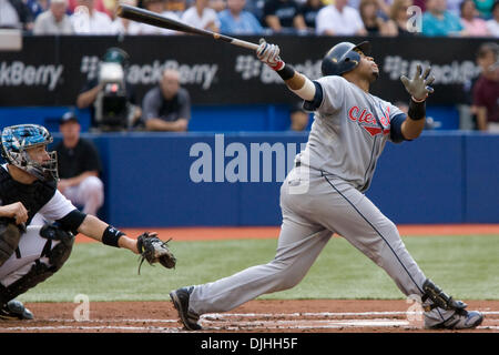 30. Juli 2010 - Toronto, Ontario, Kanada - 30. Juli 2010: Cleveland Indians Catcher Carlos Santana (41) an bat während der American League Baseball-Spiel zwischen den Cleveland Indians und die Toronto Blue Jays spielte im Rogers Centre in Toronto, Ontario, Kanada.  Die Blue Jays besiegte die Indianer 8-1.  Obligatorische Credit: Frank Jansky / Southcreek Global (Kredit-Bild: © Southcreek Glo Stockfoto