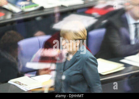 Berlin, Deutschland. 28. November 2013. Bundeskanzlerin Angela Merkel besucht die Plenarsitzung des Deutschen Bundestages (Unterhaus des Parlaments) in Berlin, Deutschland am 28. November 2013. Bildnachweis: Zhang Fan/Xinhua/Alamy Live-Nachrichten Stockfoto