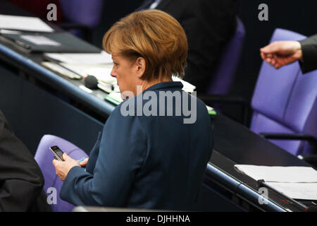 Berlin, Deutschland. 28. November 2013. Bundeskanzlerin Angela Merkel überprüft ihr Handy während der Plenarsitzung des Deutschen Bundestages (Unterhaus des Parlaments) in Berlin, Deutschland am 28. November 2013. Bildnachweis: Zhang Fan/Xinhua/Alamy Live-Nachrichten Stockfoto