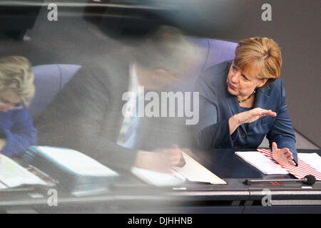 Berlin, Deutschland. 28. November 2013. German chancellor Angela Merkel (R) nimmt an der Plenarsitzung des Deutschen Bundestages (Unterhaus des Parlaments) in Berlin, Deutschland am 28. November 2013. Bildnachweis: Zhang Fan/Xinhua/Alamy Live-Nachrichten Stockfoto