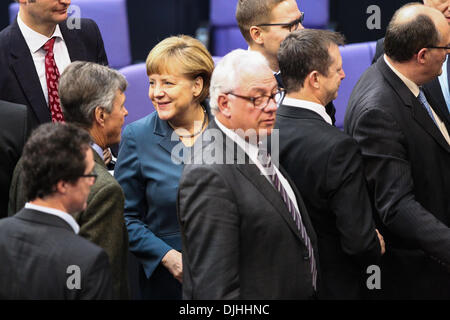 Berlin, Deutschland. 28. November 2013. German chancellor Angela Merkel (C) nimmt an der Plenarsitzung des Deutschen Bundestages (Unterhaus des Parlaments) in Berlin, Deutschland am 28. November 2013. Bildnachweis: Zhang Fan/Xinhua/Alamy Live-Nachrichten Stockfoto