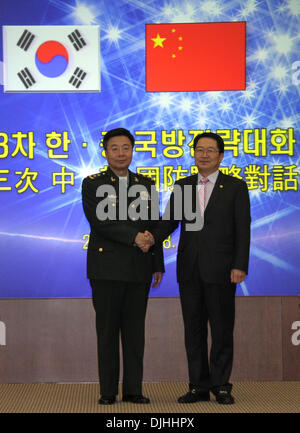 Seoul, Südkorea. 28. November 2013. Wang Guanzhong (L), stellvertretender Chef des Generalstabs der chinesischen Volksbefreiungsarmee, schüttelt Hände mit Südkoreas stellvertretender Verteidigungsminister Baek Seung-Joo, in Seoul, die Hauptstadt von Südkorea, am 28. November 2013. Wang Guanzhong, eingeladen von Baek Seung-Joo, bezahlt einen fünf-Tage-Besuch in Seoul und besuchte die dritte strategische bilateralen Gespräche zwischen den beiden Seiten. Bildnachweis: Yao Qilin/Xinhua/Alamy Live-Nachrichten Stockfoto