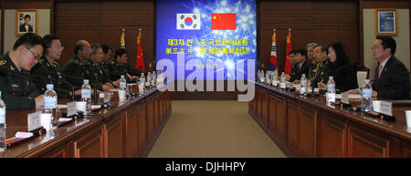 Seoul, Südkorea. 28. November 2013. Dritte bilaterale strategische Gespräche zwischen China und Südkorea in Seoul, die Hauptstadt von Südkorea. Wang Guanzhong, stellvertretender Chef des Generalstabs der chinesischen Volksbefreiungsarmee von Südkoreas stellvertretender Verteidigungsminister Baek Seung-Joo, bezahlt einen fünf-Tage-Besuch in Seoul eingeladen und besucht die dritte strategische bilateralen Gespräche zwischen den beiden Seiten. Bildnachweis: Yao Qilin/Xinhua/Alamy Live-Nachrichten Stockfoto