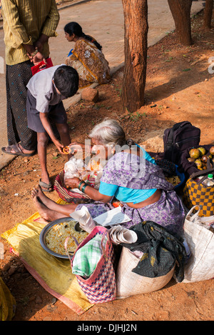 Indische Bauerndorf Schulkinder kaufen Snacks bilden indische Tuck Shop. Andhra Pradesh, Indien Stockfoto