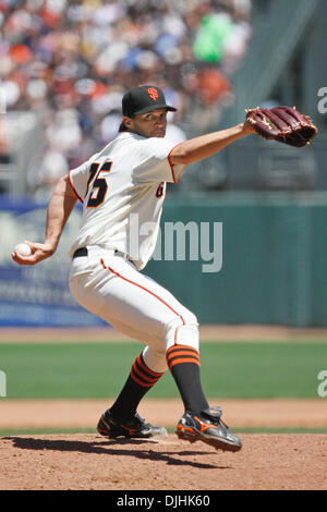 31. Juli 2010 - San Francisco, California, Vereinigte Staaten von Amerika - 31. Juli 2010: San Francisco, Kalifornien: San Francisco Giants beherbergt die Los Angeles Dodgers.  San Francisco Giants starten Pitcher Barry Zito (75) Stellplätze gegen die Los Angeles Dodgers.  San Francisco Giants gewinnen das Spiel 4: 2.  Obligatorische Credit: Dinno Kovic / Southcreek Global Media (Kredit-Bild: © Southcreek Globa Stockfoto