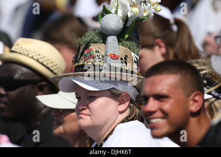 31. Juli 2010 - New Orleans, Louisiana, Vereinigte Staaten von Amerika - 31. Juli 2010: Saints Fans freuen sich auf während die New Orleans Saints Trainingslager... Obligatorische Credit - Donald Page / Southcreek Global. (Kredit-Bild: © Southcreek Global/ZUMApress.com) Stockfoto