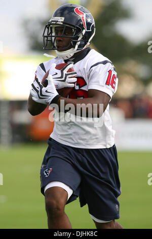 31. Juli 2010 - Houston, Texas, Vereinigte Staaten von Amerika - 31. Juli 2010: Houston Texans Trindon Holliday (16) Runningback einen Punt. Die Houston Texans hatte ihren zweiten Tag des Trainingslagers 2010 an die im methodistischen Training Center, Houston, Texas... Obligatorische Credit: Luis Leyva/Southcreek Global (Kredit-Bild: © Southcreek Global/ZUMApress.com) Stockfoto