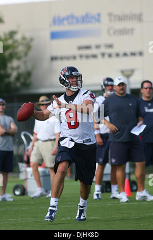 31. Juli 2010 - Houston, Texas, Vereinigte Staaten von Amerika - 31. Juli 2010: Houston Texans quarterback Matt Schaub (8) wirft einen Pass. Die Houston Texans hatte ihren zweiten Tag des Trainingslagers 2010 an die im methodistischen Training Center, Houston, Texas... Obligatorische Credit: Luis Leyva/Southcreek Global (Kredit-Bild: © Southcreek Global/ZUMApress.com) Stockfoto