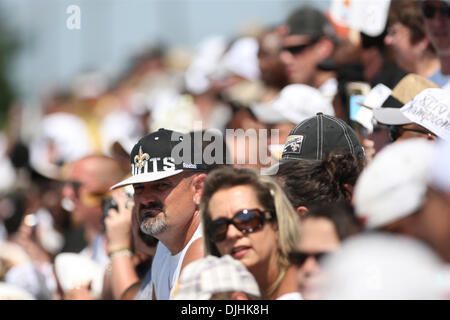 31. Juli 2010 - New Orleans, Louisiana, Vereinigte Staaten von Amerika - 31. Juli 2010: Saints Fans freuen sich auf während die New Orleans Saints Trainingslager... Obligatorische Credit - Donald Page / Southcreek Global. (Kredit-Bild: © Southcreek Global/ZUMApress.com) Stockfoto